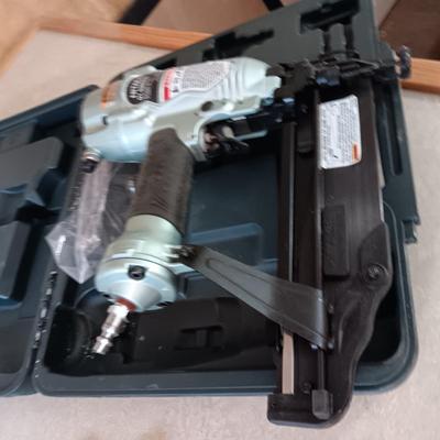 HITACHI 2 1/2" FINISH AIR NAILER IN CASE