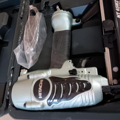 HITACHI 2 1/2" FINISH AIR NAILER IN CASE