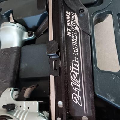 HITACHI 2 1/2" FINISH AIR NAILER IN CASE