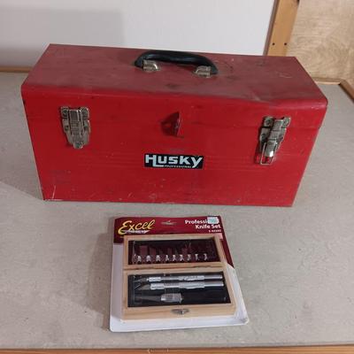 HUSKY METAL TOOL BOX WITH SHELF, TOOL BELT AND KNIFE SET
