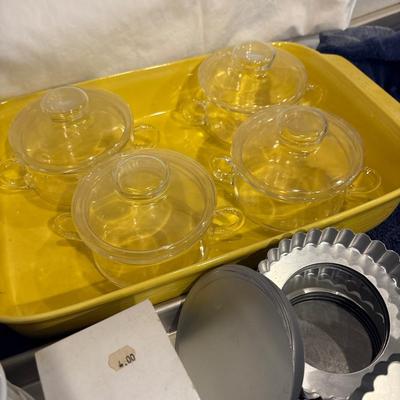 Sale Photo Thumbnail #420: See pictures. Yellow baking pan has a crack but appears to still be usable.