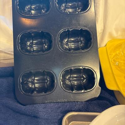 Sale Photo Thumbnail #419: See pictures. Yellow baking pan has a crack but appears to still be usable.