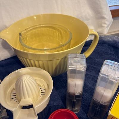 Sale Photo Thumbnail #448: Yellow Melmac mixing bowl has a small chip. See pictures
