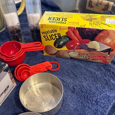 Sale Photo Thumbnail #449: Yellow Melmac mixing bowl has a small chip. See pictures