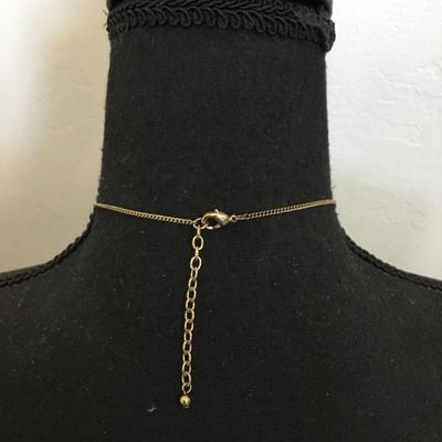 Super cute, vintage 80s Chinese filigree, gold tone, basket, necklace gold mesh