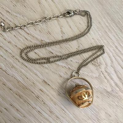 Super cute, vintage 80s Chinese filigree, gold tone, basket, necklace gold mesh