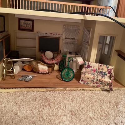 Dollhouses and end table