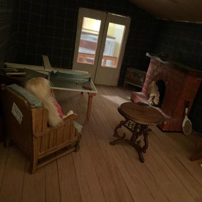 Dollhouses and end table
