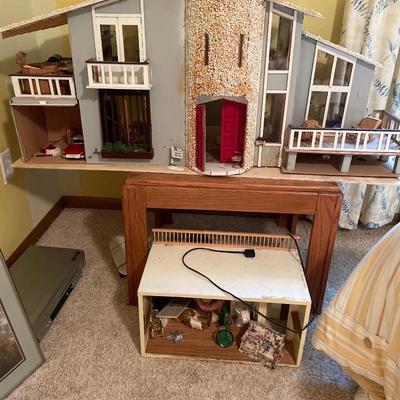Dollhouses and end table