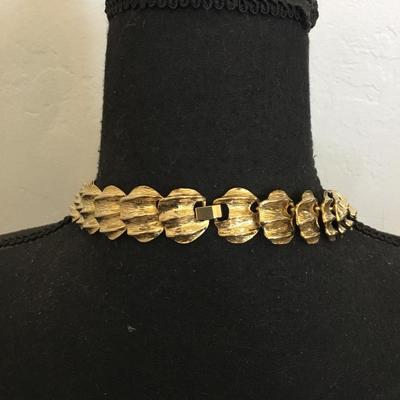 Gorgeous vintage, gold tone , textured, collar statement necklace excellent condition