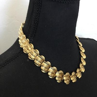 Gorgeous vintage, gold tone , textured, collar statement necklace excellent condition