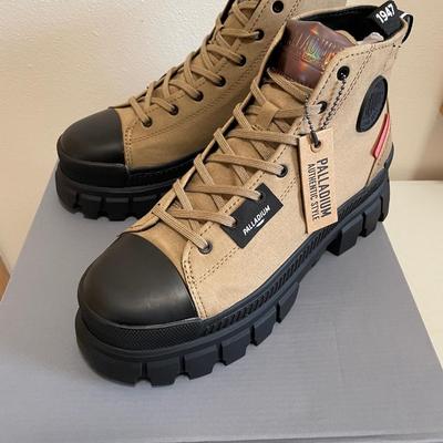 New Palladium Women’s Boots Revolt Hi Olive Size 10