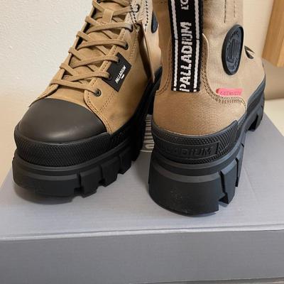 New Palladium Women’s Boots Revolt Hi Olive Size 10