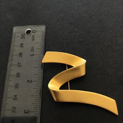 Gold tone ribbon brooch pin