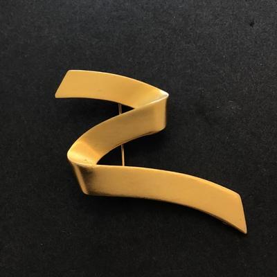 Gold tone ribbon brooch pin