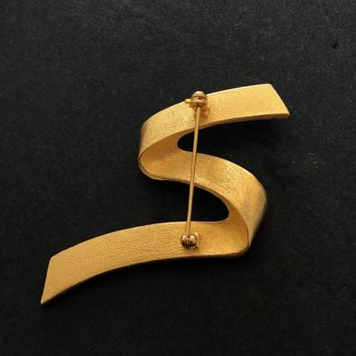 Gold tone ribbon brooch pin
