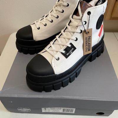 New Palladium Boots Revolt Hi White/Blk Size 9