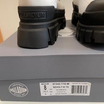 New Palladium Boots Revolt Hi White/Blk Size 8