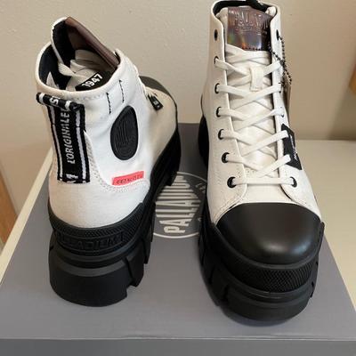 New Palladium Boots Revolt Hi White/Blk Size 8