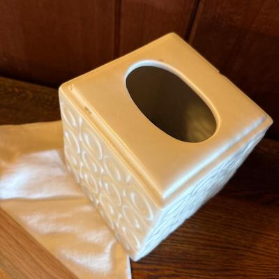 Sale Photo Thumbnail #864: Kleenex cover has a chip. See pictures