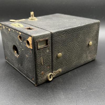 LOT 64H: Vintage/Antique Cameras and Camera Accessories - Rolleicord & more!