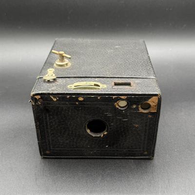 LOT 64H: Vintage/Antique Cameras and Camera Accessories - Rolleicord & more!