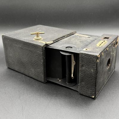 LOT 64H: Vintage/Antique Cameras and Camera Accessories - Rolleicord & more!