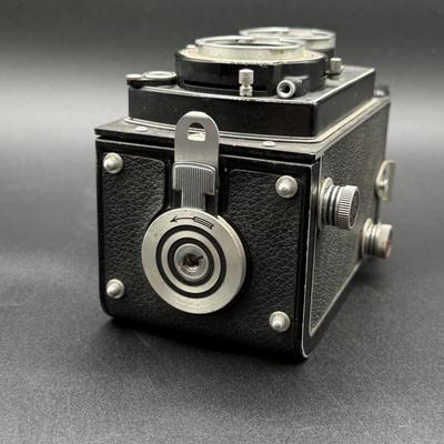 LOT 64H: Vintage/Antique Cameras and Camera Accessories - Rolleicord & more!