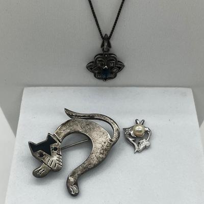 LOT 95J: Sterling Silver 18" Necklace with Two Pendants and 925 Mexico Cat Pin/Brooch - 17.2 GTW