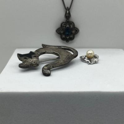 LOT 95J: Sterling Silver 18" Necklace with Two Pendants and 925 Mexico Cat Pin/Brooch - 17.2 GTW