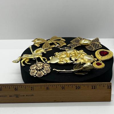 LOT 99J: Vintage Brooches/Pins