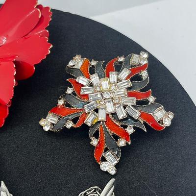 LOT 100J: Unique Brooches/Pins Including Large Dragon Brooch