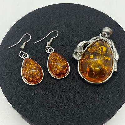 LOT 116J: Costume Amber Pendant and Pierced Earrings