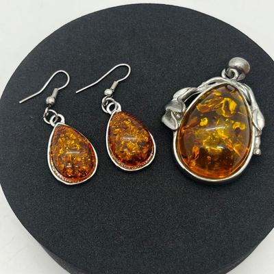 LOT 116J: Costume Amber Pendant and Pierced Earrings