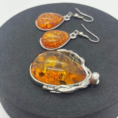 LOT 116J: Costume Amber Pendant and Pierced Earrings
