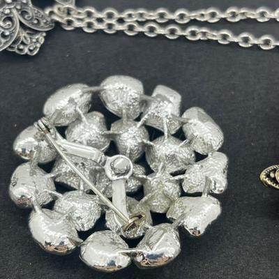 LOT 128J: Large Collection of Vintage Brooches/Pins Including New In Box "Mothers" Pin