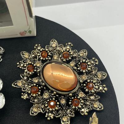 LOT 128J: Large Collection of Vintage Brooches/Pins Including New In Box "Mothers" Pin