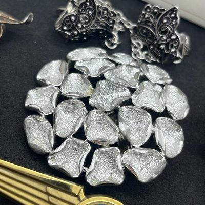 LOT 128J: Large Collection of Vintage Brooches/Pins Including New In Box "Mothers" Pin