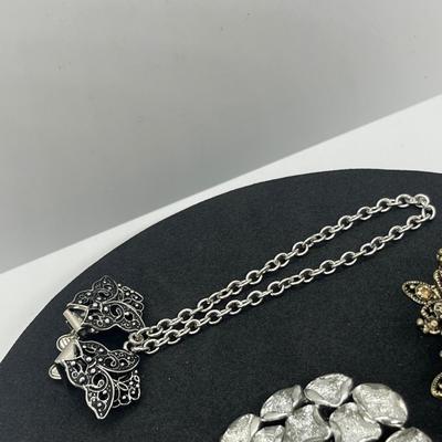 LOT 128J: Large Collection of Vintage Brooches/Pins Including New In Box "Mothers" Pin