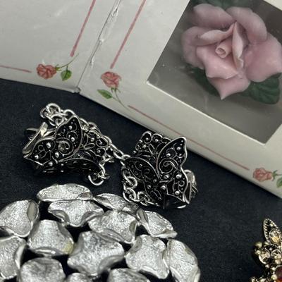 LOT 128J: Large Collection of Vintage Brooches/Pins Including New In Box "Mothers" Pin