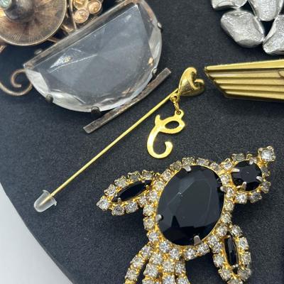 LOT 128J: Large Collection of Vintage Brooches/Pins Including New In Box "Mothers" Pin