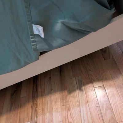 Jaclyn Place Ivory Queen Size Bed (PB)