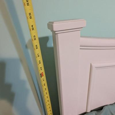 Jaclyn Place Ivory Queen Size Bed (PB)