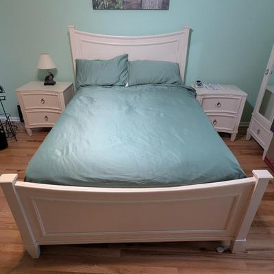 Jaclyn Place Ivory Queen Size Bed (PB)
