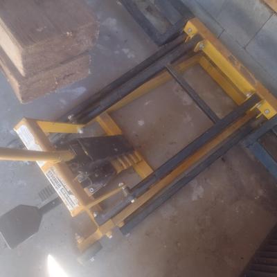 Ironworks Hydraulic 400lb Capacity Lawn Mower Lift