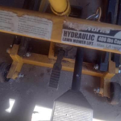 Ironworks Hydraulic 400lb Capacity Lawn Mower Lift