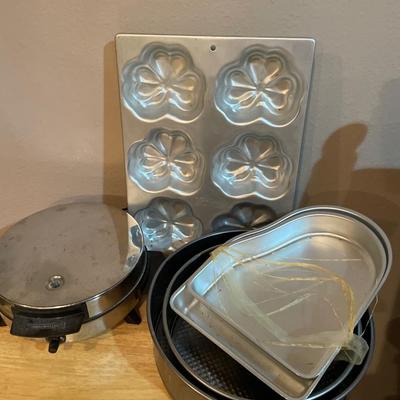 Waffle iron and cake pans