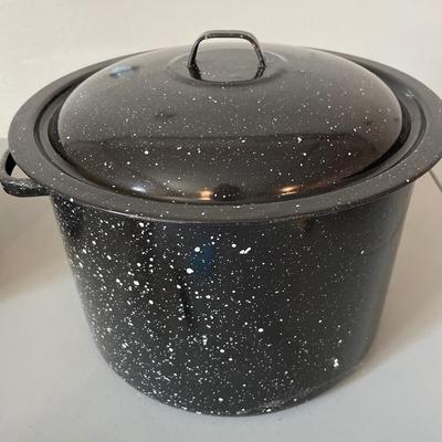 Wagner Dutch oven with handle and stock pot