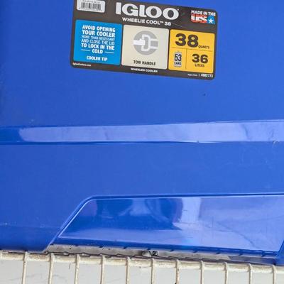 Igloo 38 Quarts Wheelie Cooler & 12" Charcoal Grill (G)