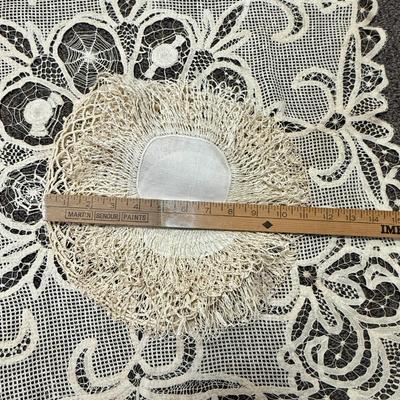 Antique Line Lot. - 5 pieces - large square table cover and 4 round doilies